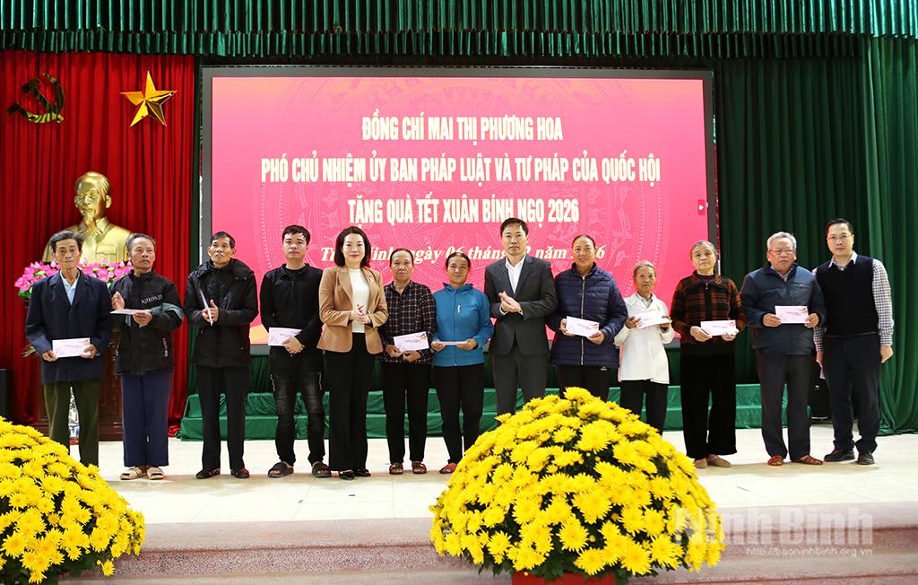 Đồng chí Mai Thị Phương Hoa, Phó Chủ nhiệm Ủy ban Pháp luật và Tư pháp của Quốc hội tặng quà Tết cho các gia đình chính sách, người có công, hộ khó khăn trên địa bàn xã Trực Ninh. Ảnh: Mạnh Hùng