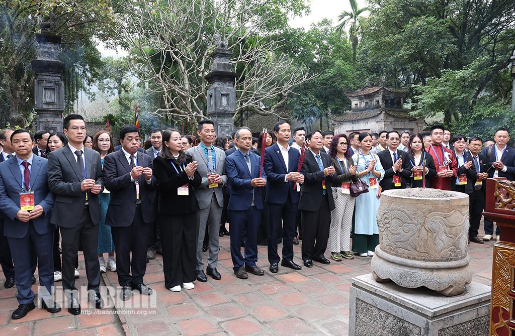 Các đại biểu cùng Đoàn dâng hương tưởng niệm tại đền thờ Vua Lê Đại Hành, Khu di tích Quốc gia đặc biệt Cố đô Hoa Lư.