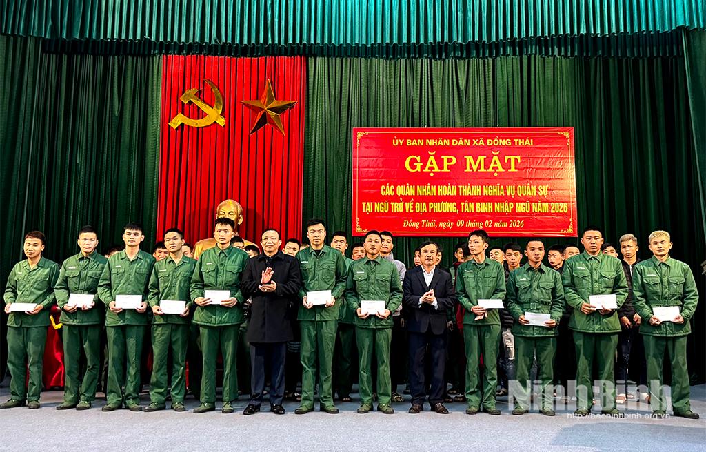 Lãnh đạo xã Đồng Thái trao tặng quà động viên cho quân nhân xuất ngũ trở về địa phương.