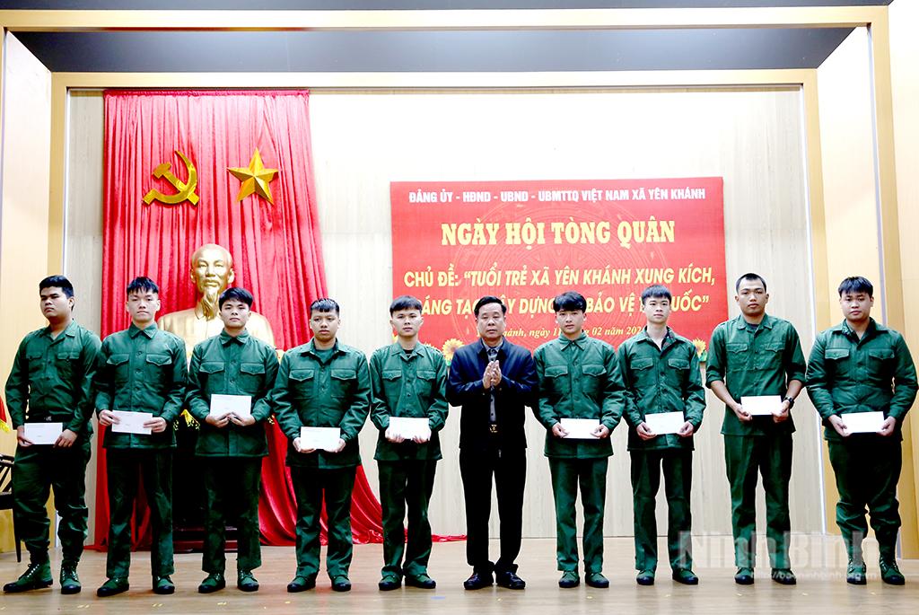 Lãnh đạo Đảng ủy xã động viên, tặng quà cho các tân binh nhập ngũ năm 2026.