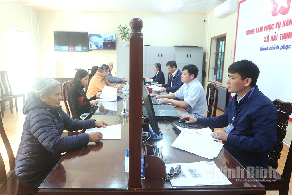 Người dân đến làm thủ tục hành chính tại Trung tâm Phục vụ hành chính công xã Hải Thịnh.