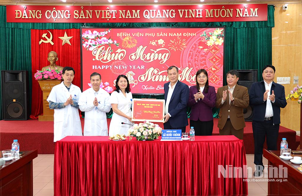 Đồng chí Lê Quốc Chỉnh, Phó Bí thư Tỉnh ủy, Chủ tịch HĐND tỉnh và các đại biểu tặng quà cán bộ, nhân viên Bệnh viện Phụ sản Nam Định.