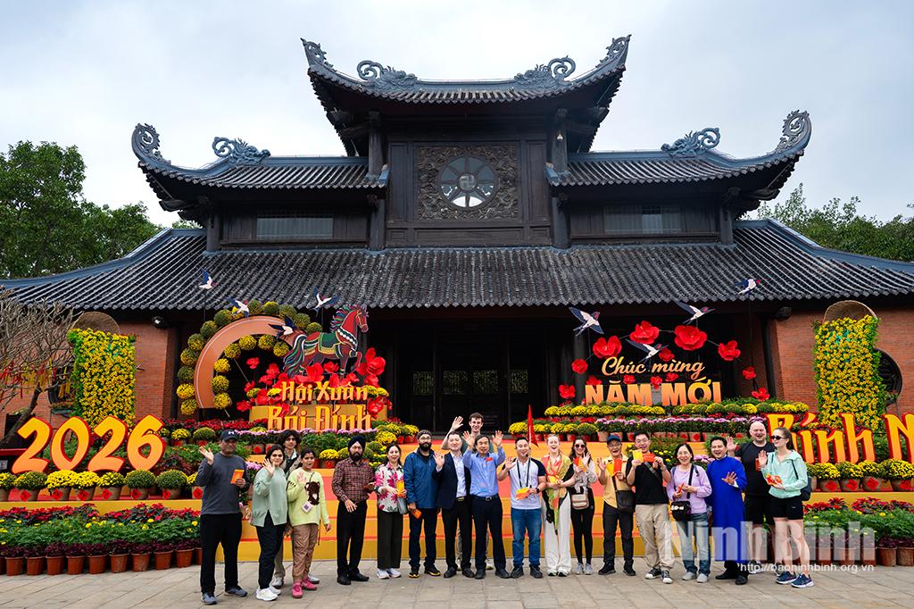 Giám đốc Sở Du lịch Bùi Văn Mạnh cùng đại diện các đơn vị tặng hoa, chào đón những vị khách đầu tiên đặt chân đến Cố đô.