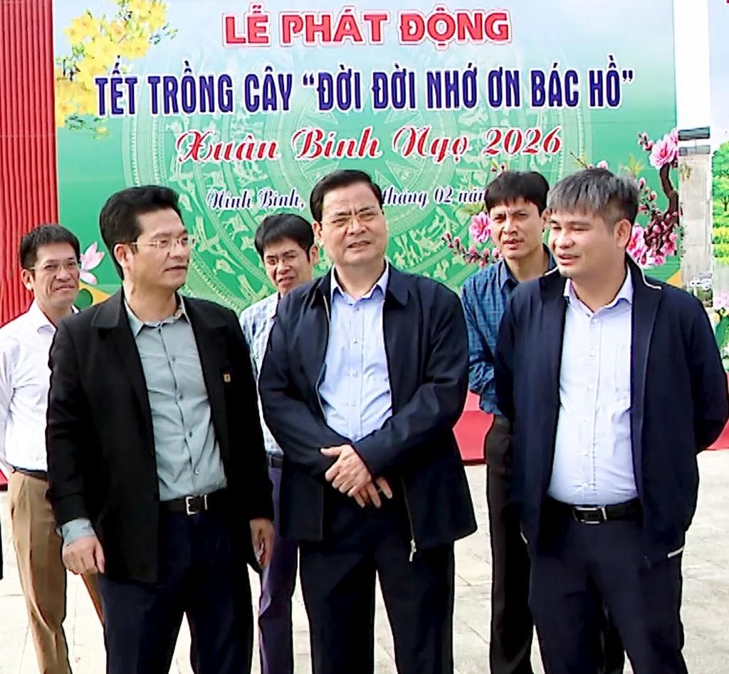 Đồng chí Phó Chủ tịch UBND tỉnh Trần Anh Dũng kiểm tra công tác chuẩn bị Tết trồng cây Xuân Bính Ngọ 2026 tại phường Hoa Lư.
