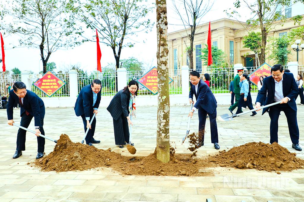 Đồng chí Đặng Xuân Phong, Ủy viên Trung ương Đảng, Bí thư Tỉnh ủy, Trưởng Đoàn đại biểu Quốc hội tỉnh và các đồng chí lãnh đạo tỉnh trồng cây tại Lễ phát động.