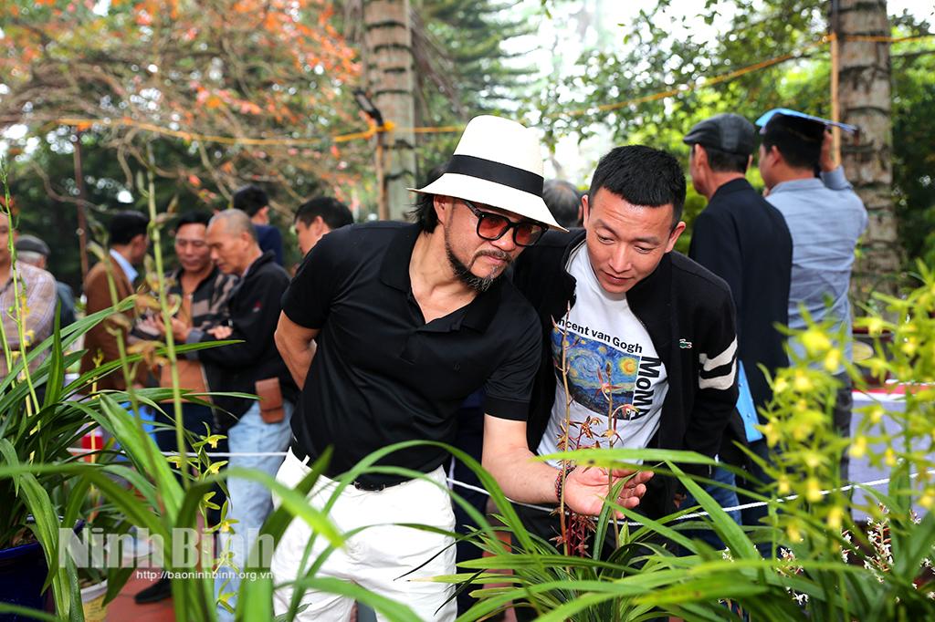 Các đại biểu tham quan gian trưng bày các tác phẩm Hoa địa lan.