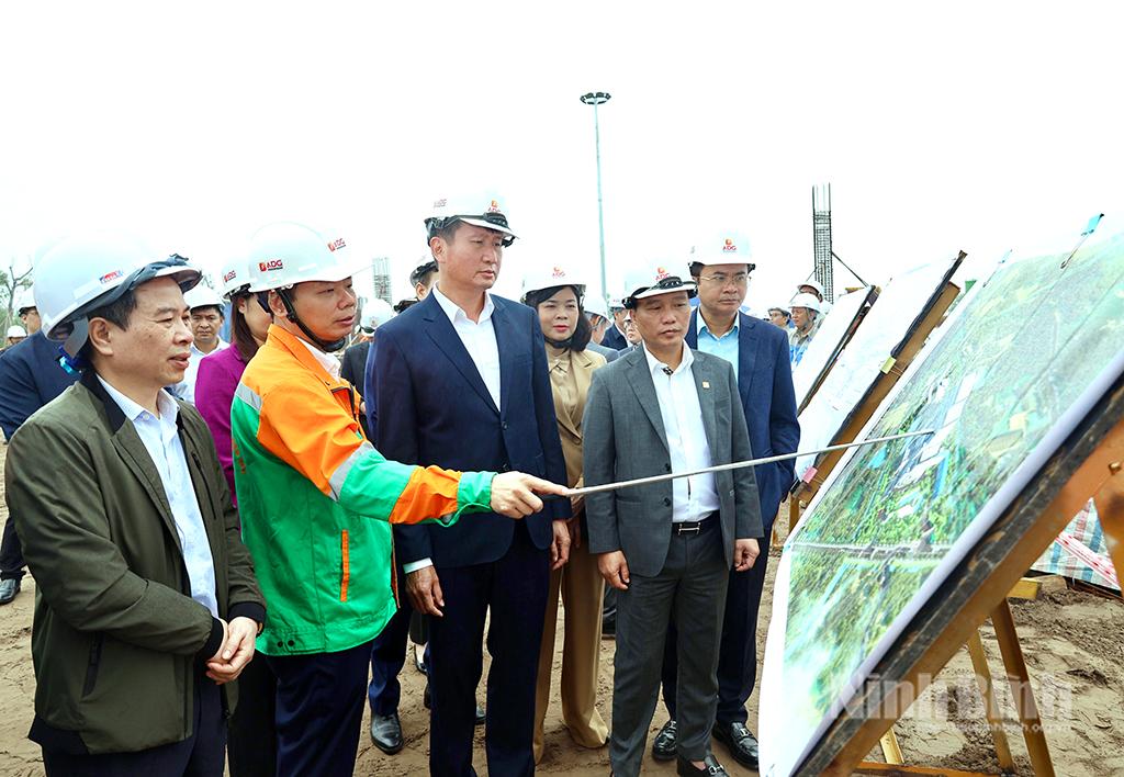 Đồng chí Trần Huy Tuấn, Ủy viên Trung ương Đảng, Phó Bí thư Tỉnh ủy, Chủ tịch UBND tỉnh và Đoàn công tác kiểm tra công trường thi công Dự án Nhà máy điện rác Greenity.