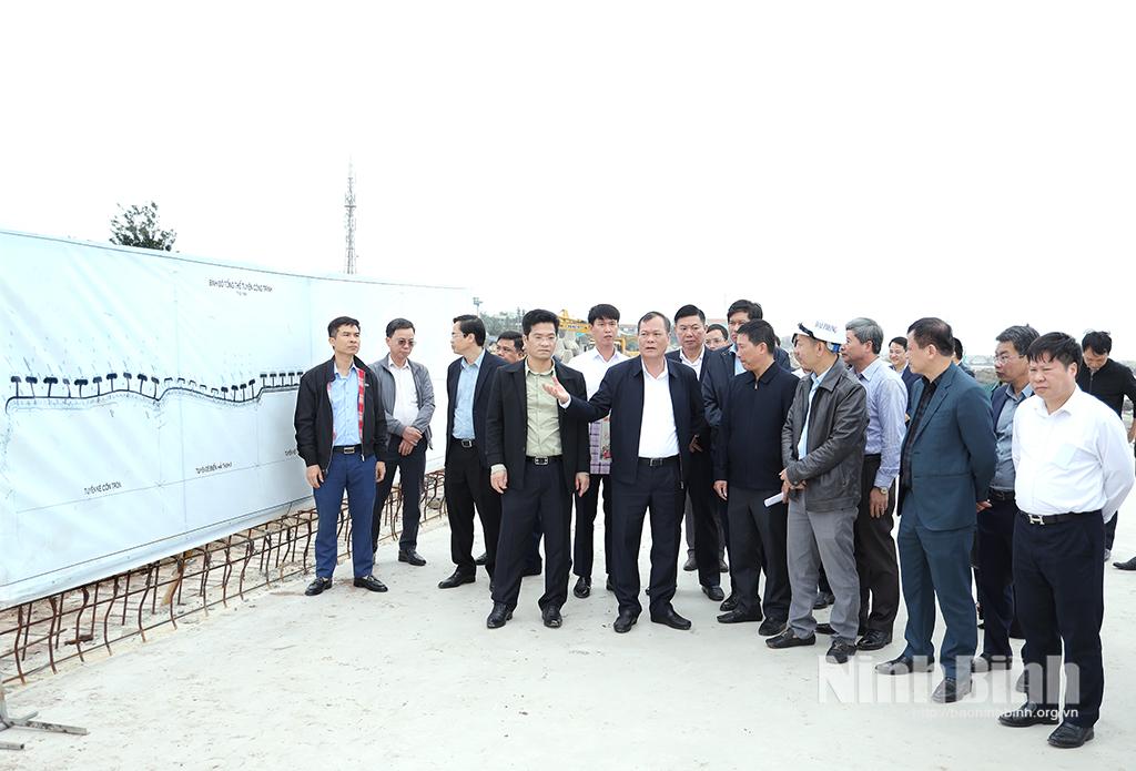 Đồng chí Lê Quốc Chỉnh, Phó Bí thư Tỉnh ủy, Chủ tịch HĐND tỉnh và Đoàn công tác thăm, kiểm tra, động viên sản xuất tại Dự án thành phần số 2 đê biển Cồn Tròn, xã Hải Thịnh.