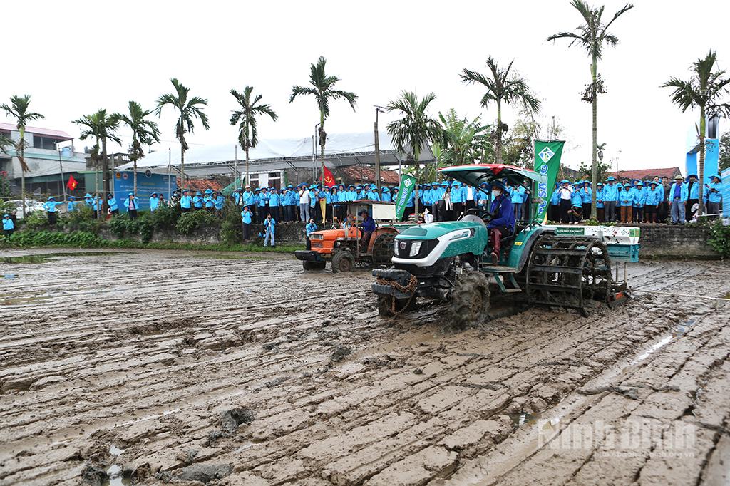 Các doanh nghiệp trình diễn công nghệ cơ giới hóa gieo sạ hàng kết hợp vùi phân tại HTX Sản xuất, kinh doanh dịch vụ nông nghiệp Nam Cường, xã Yên Cường.