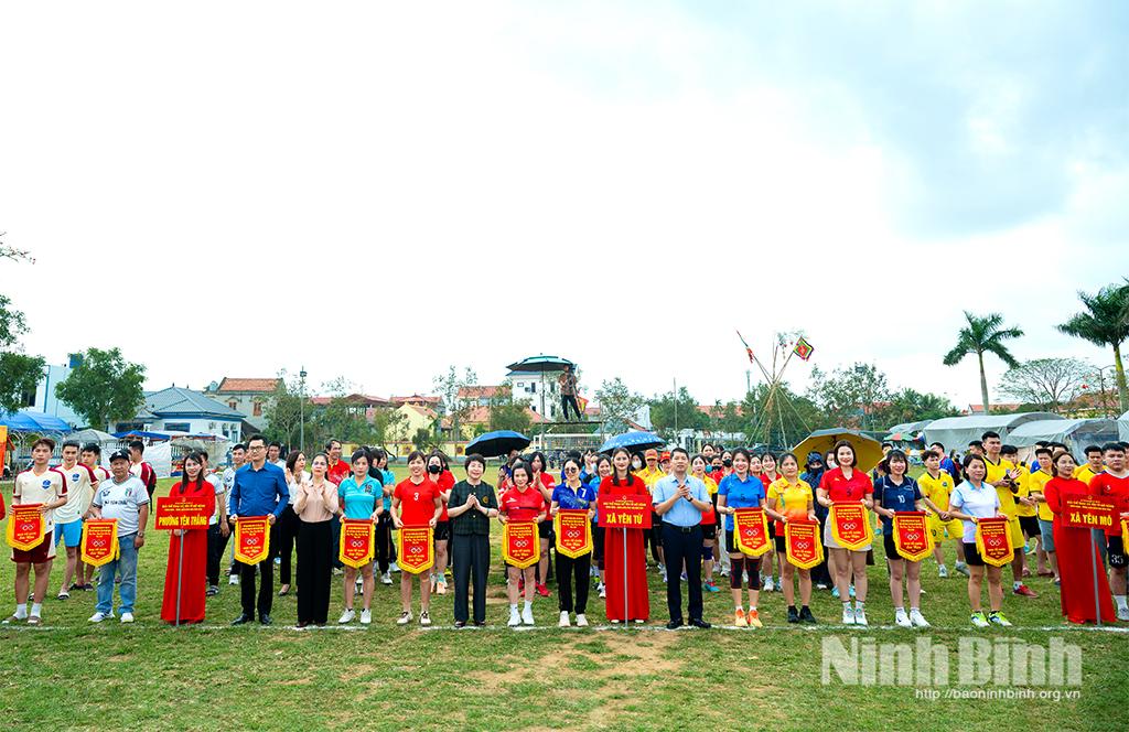 Ban tổ chức tặng cờ lưu niệm cho các đội tham gia giải.