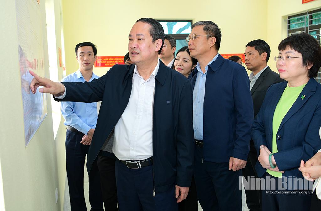 Đồng chí Mai Văn Tuất, Phó Bí thư Tỉnh uỷ, Chủ tịch Ủy ban MTTQ Việt Nam tỉnh, Phó Trưởng Ban Chỉ đạo cuộc bầu cử tỉnh và Đoàn kiểm tra công tác bầu cử tại khu vực bỏ phiếu số 2, xã Yên Từ.