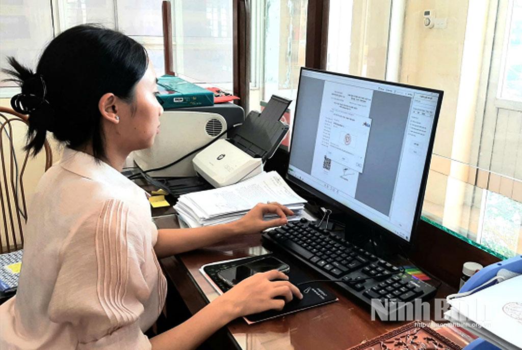 Cán bộ phường Đồng Văn giải quyết thủ tục hành chính cho người dân trên môi trường số.