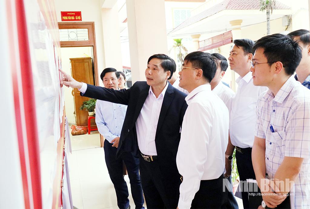 Đồng chí Nguyễn Anh Chức, Ủy viên Ban Thường vụ Tỉnh ủy, Phó Chủ tịch UBND tỉnh, Phó Chủ tịch Ủy ban bầu cử tỉnh kiểm tra công tác bầu cử tại xã Bình Lục.