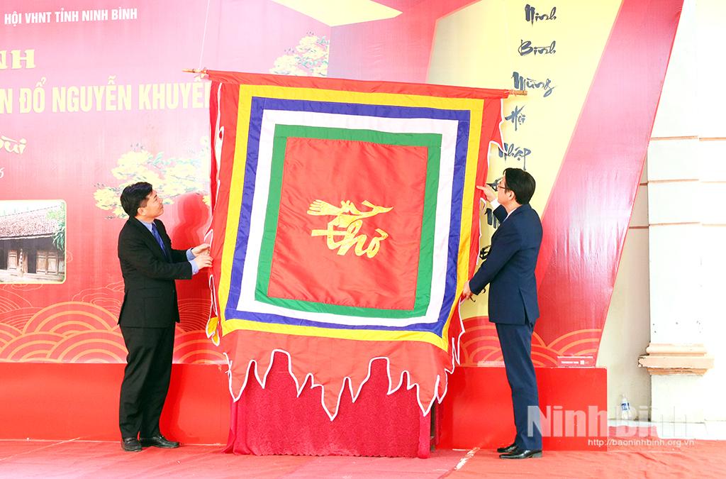 Lãnh đạo Sở Văn hóa và Thể thao, lãnh đạo xã Bình An thực hiện nghi thức kéo Cờ thơ.