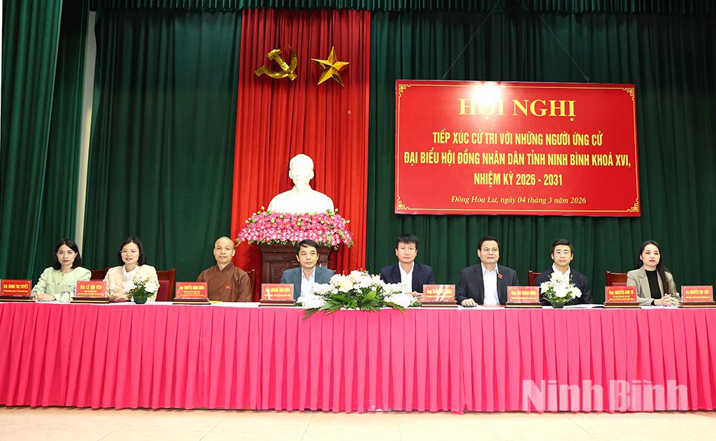 Đồng chí Bí thư Tỉnh ủy Trần Huy Tuấn và những người ứng cử đại biểu HĐND tỉnh khóa XVI, nhiệm kỳ 2026-2031 dự hội nghị tiếp xúc cử tri phường Đông Hoa Lư.