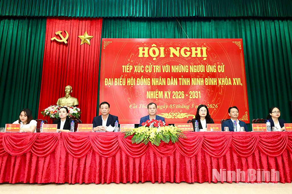 Đồng chí Phó Bí thư Tỉnh ủy, Chủ tịch HĐND tỉnh Lê Quốc Chỉnh và những người ứng cử đại biểu HĐND tỉnh khóa XVI tiếp xúc cử tri các xã Cổ Lễ, Cát Thành, Ninh Giang.