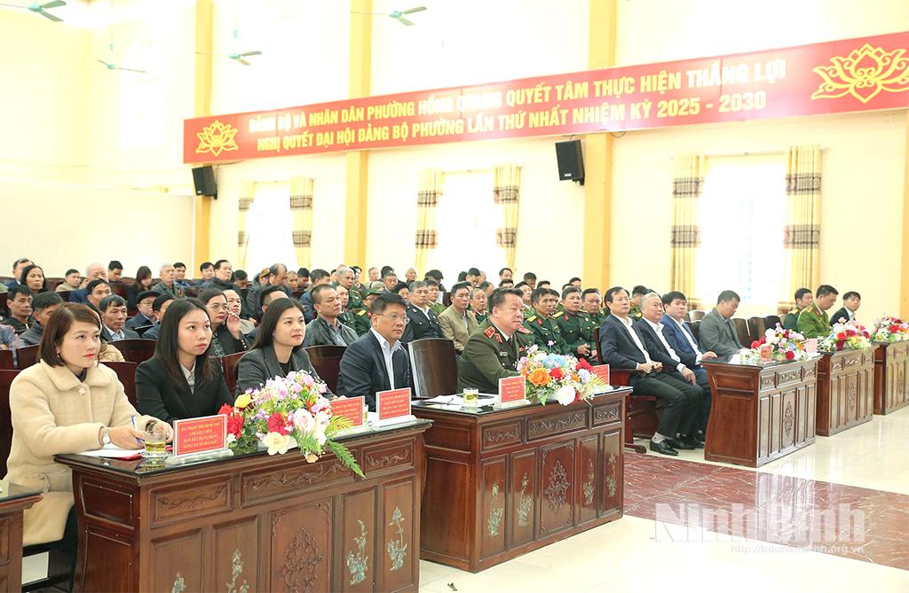 Các đại biểu dự hội nghị tiếp xúc cử tri tại phường Hồng Quang.