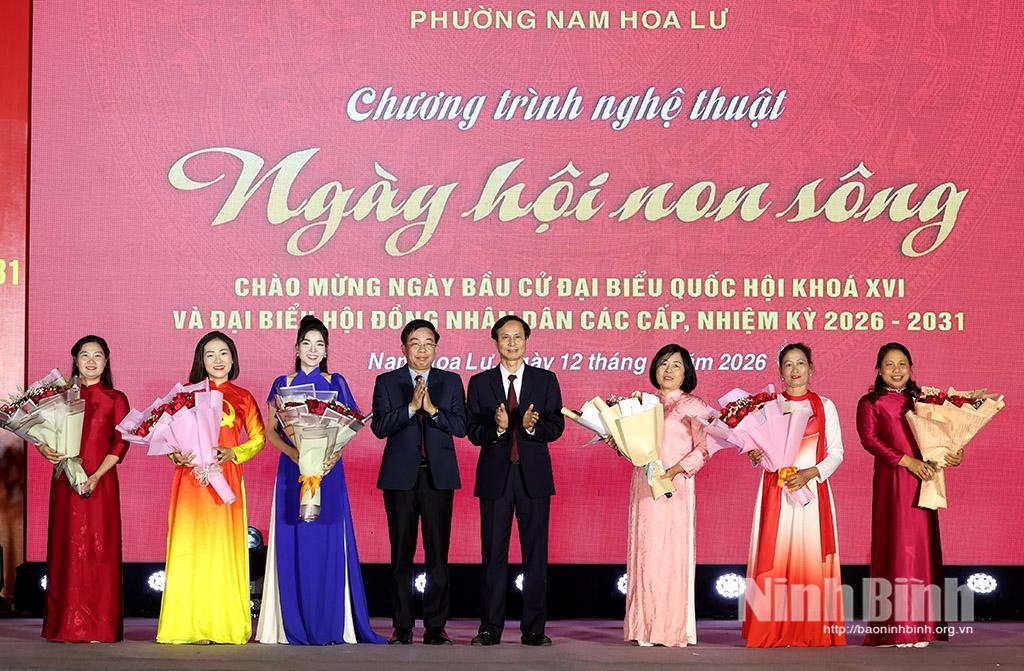 Các đồng chí lãnh đạo phường Nam Hoa Lư tặng hoa cho các CLB nghệ thuật tham gia chương trình.