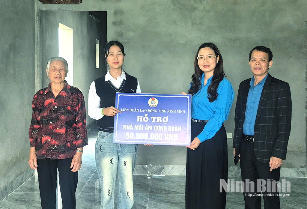 Lãnh đạo LĐLĐ tỉnh trao biển biểu trưng hỗ trợ kinh phí xây nhà "Mái ấm công đoàn" cho gia đình chị Phạm Thị Thuý, đoàn viên CĐCS Công ty TNHH Đồ chơi Danli Việt Nam (Khu Công nghiệp Bảo Minh).