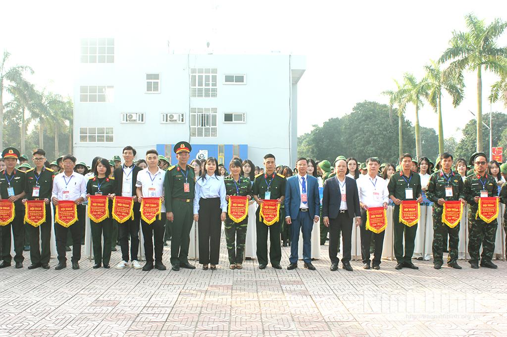 Lãnh đạo Sở Giáo dục và Đào tạo trao cờ lưu niệm cho các đoàn tham gia Hội thao.