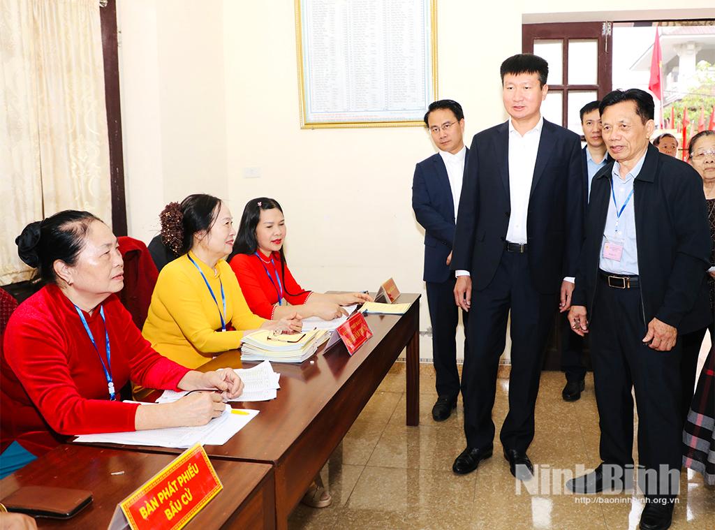 Đồng chí Trần Huy Tuấn, Ủy viên Trung ương Đảng, Bí thư Tỉnh ủy, Trưởng Ban Chỉ đạo cuộc bầu cử tỉnh kiểm tra công tác bầu cử tại Khu vực bỏ phiếu số 6 Tân An, phường Hoa Lư.