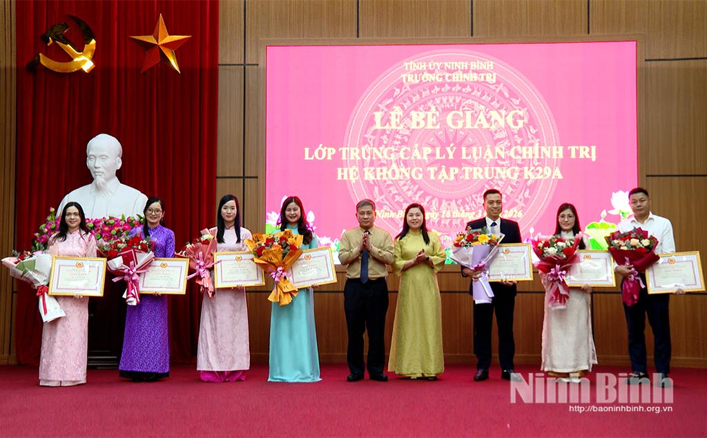 Đồng chí Phạm Minh Tuấn, Tỉnh ủy viên, Phó Trưởng Ban Tổ chức Tỉnh ủy cùng đại diện Ban Giám hiệu Trường Chính trị tỉnh khen thưởng các học viên có thành tích cao trong học tập và rèn luyện.