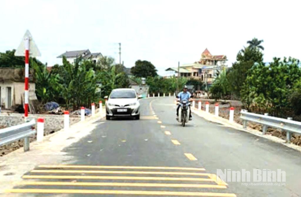 Đường giao thông kết hợp với hệ thống thủy lợi tại thôn 7, xã Nam Lý mới được thi công do các hộ dân hiến đất.