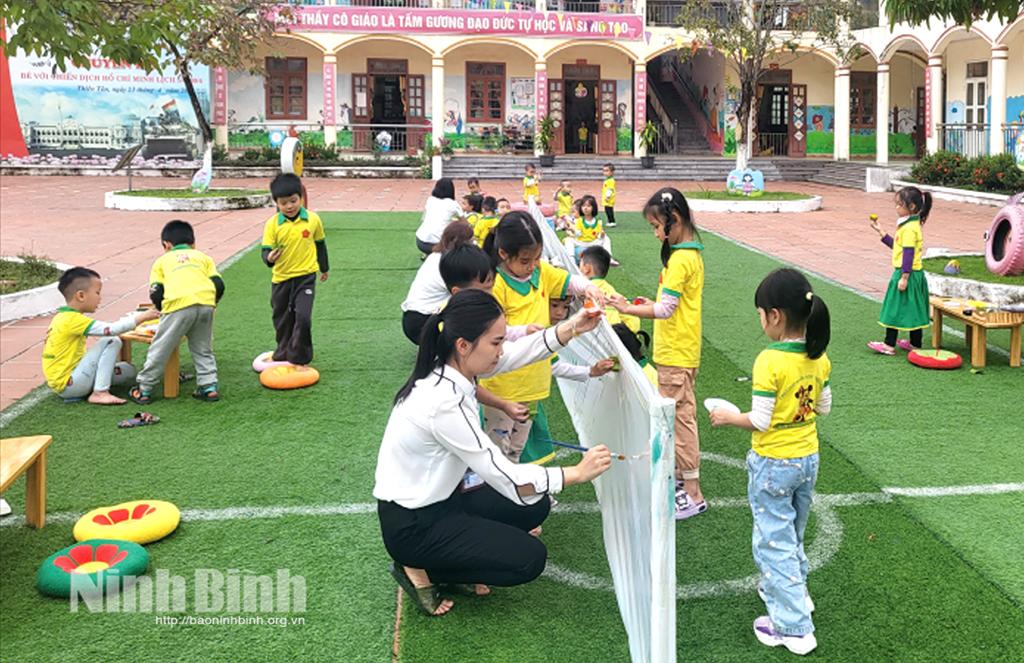 Cô và trò Trường Mầm non Thiên Tôn, phường Hoa Lư trong giờ học tại sân trường.