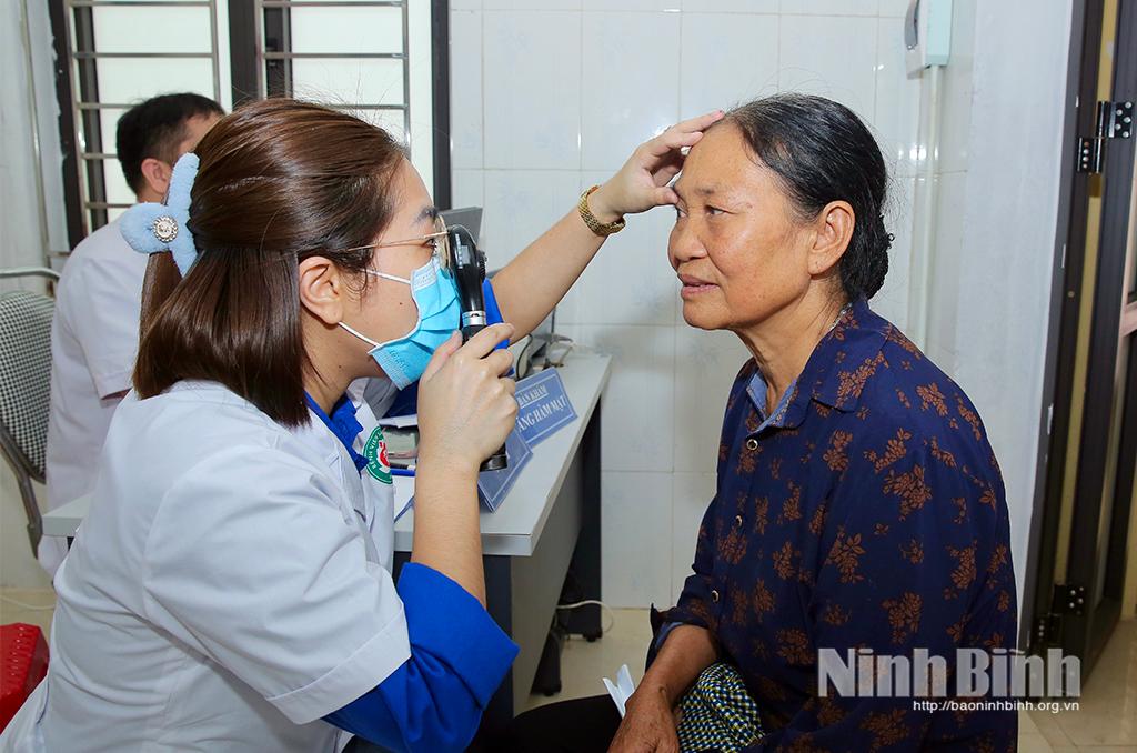 Khám bệnh miễn phí cho người dân xã Gia Vân.