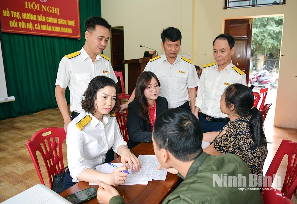 Lãnh đạo Thuế cơ sở 1 tham gia “Ngày hội hỗ trợ kê khai đối với hộ, cá nhân kinh doanh” trên địa bàn phường Hoa Lư.