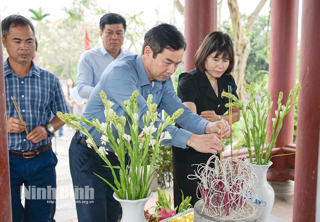 Đại biểu Liên minh HTX tỉnh và xã Nho Quan dâng hương tại khu lưu niệm Bác Hồ về thăm và chủ trì Hội nghị Điền chủ tại thôn Sào Thượng, xã Nho Quan.