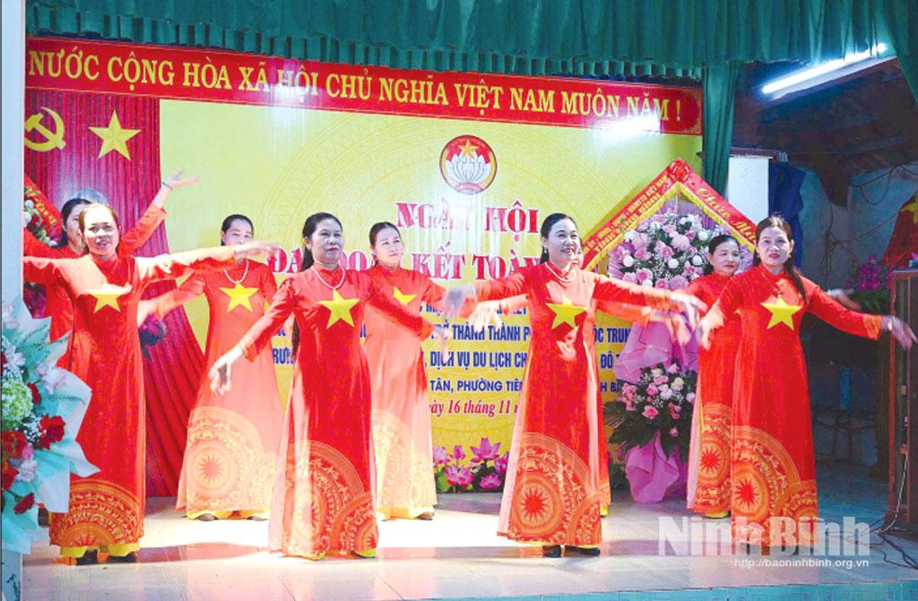 Một tiết mục biểu diễn văn nghệ tại Ngày hội Đại đoàn kết toàn dân tộc phường Tiên Sơn năm 2025.