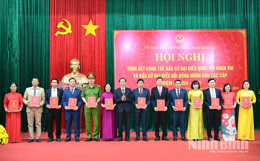 Đồng chí Bùi Thiện Thi, Tỉnh ủy viên, Bí thư Đảng uỷ phường Nam Hoa Lư trao Giấy chứng nhận đại biểu HĐND phường khoá II, nhiệm kỳ 2026-2031 cho các đại biểu trúng cử.