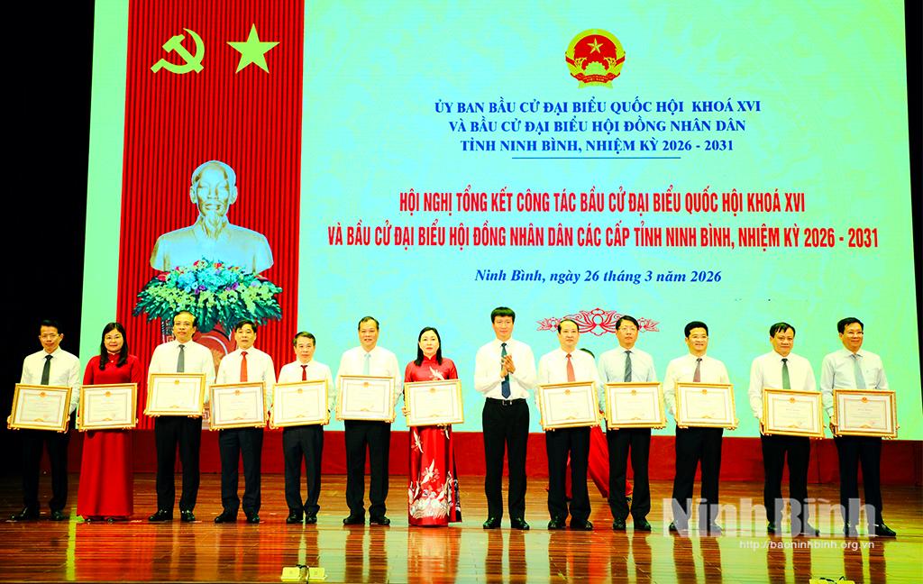 Đồng chí Bí thư Tỉnh ủy Trần Huy Tuấn trao Bằng khen của UBND tỉnh cho các cá nhân có thành tích có thành tích xuất sắc trong công tác bầu cử đại biểu Quốc hội khóa XVI và đại biểu HĐND các cấp, nhiệm kỳ 2026 - 2031.
