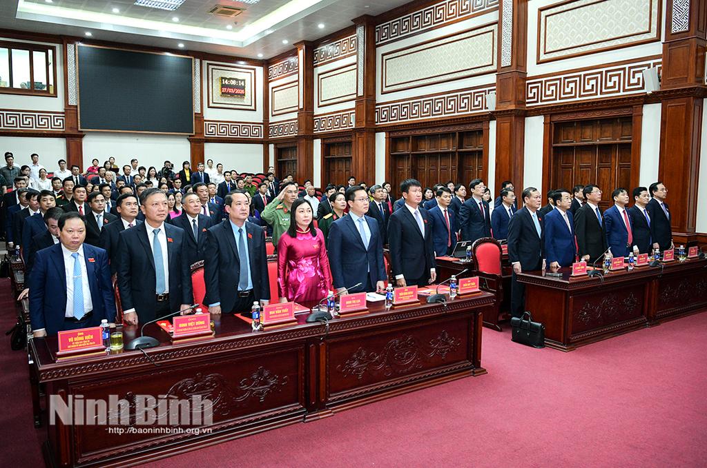 Các đồng chí lãnh đạo tỉnh và đại biểu thực hiện nghi lễ chào cờ.