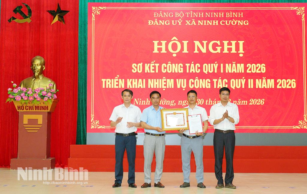 Thừa uỷ quyền của Ban Thường vụ Tỉnh uỷ Ninh Bình, Thường trực Đảng uỷ xã Ninh Cường trao Bằng khen của Ban Chấp hành Đảng bộ tỉnh cho Chi bộ Trường THCS Trực Cường, Đảng bộ xã Ninh Cường đạt tiêu chuẩn “Hoàn thành xuất sắc nhiệm vụ” tiêu biểu 5 năm liền (2021-2025).