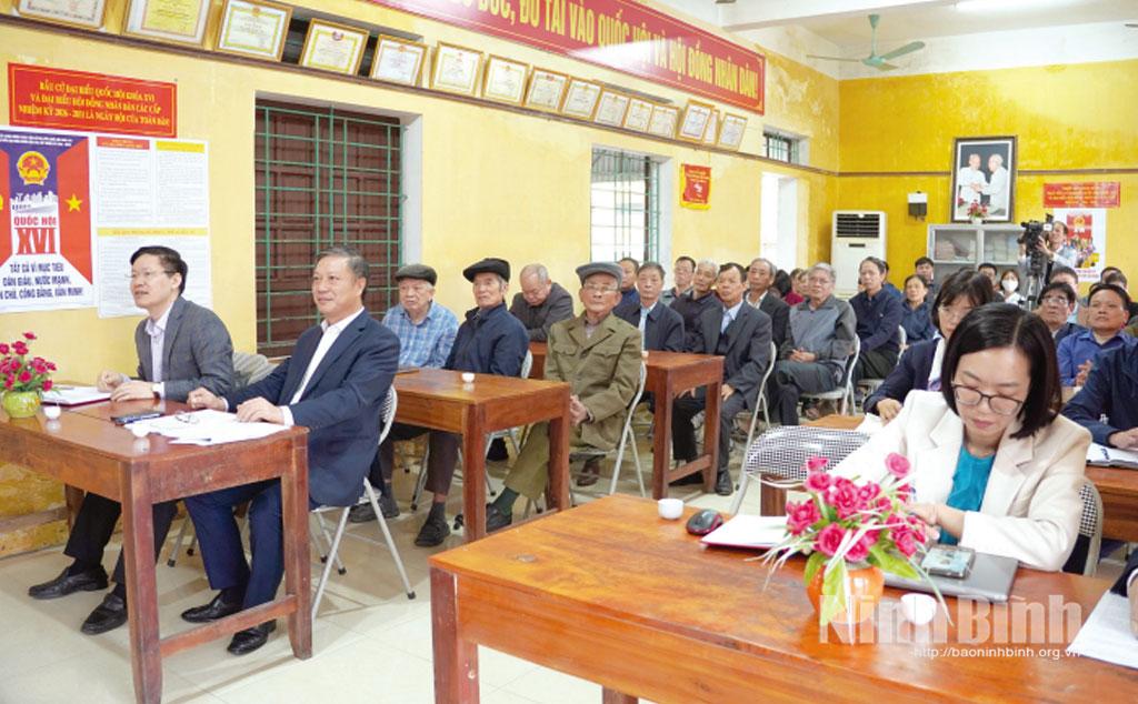 Đồng chí Đinh Việt Dũng, Ủy viên Ban Thường vụ Tỉnh ủy, Trưởng Ban Tổ chức Tỉnh ủy và các đại biểu dự sinh hoạt chi bộ thường kỳ tháng 3/2026 tại Chi bộ Tổ dân phố Thanh Nộn 2, phường Lý Thường Kiệt.