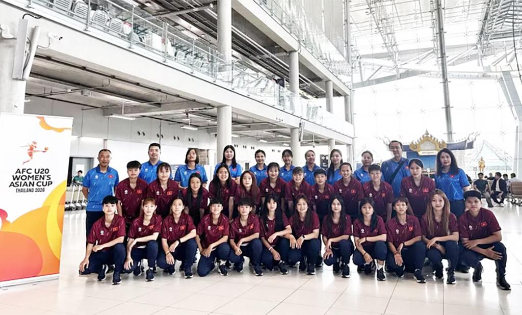 Ban huấn luyện cùng các tuyển thủ U20 nữ Việt Nam. (Ảnh: VFF)