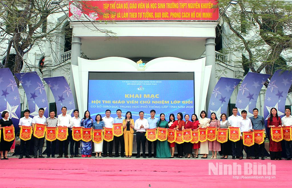 Lãnh đạo Sở Giáo dục và Đào tạo tặng cờ lưu niệm cho các cơ sở giáo dục tham gia Hội thi.