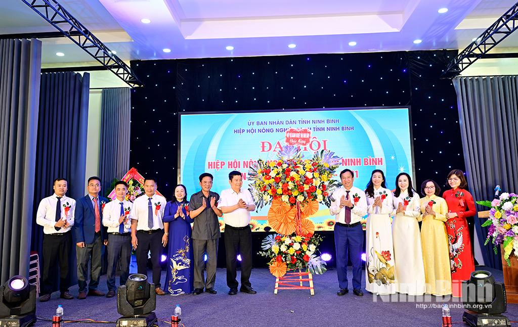 Lãnh đạo Hiệp hội Doanh nghiệp tỉnh tặng hoa chúc mừng Đại hội.