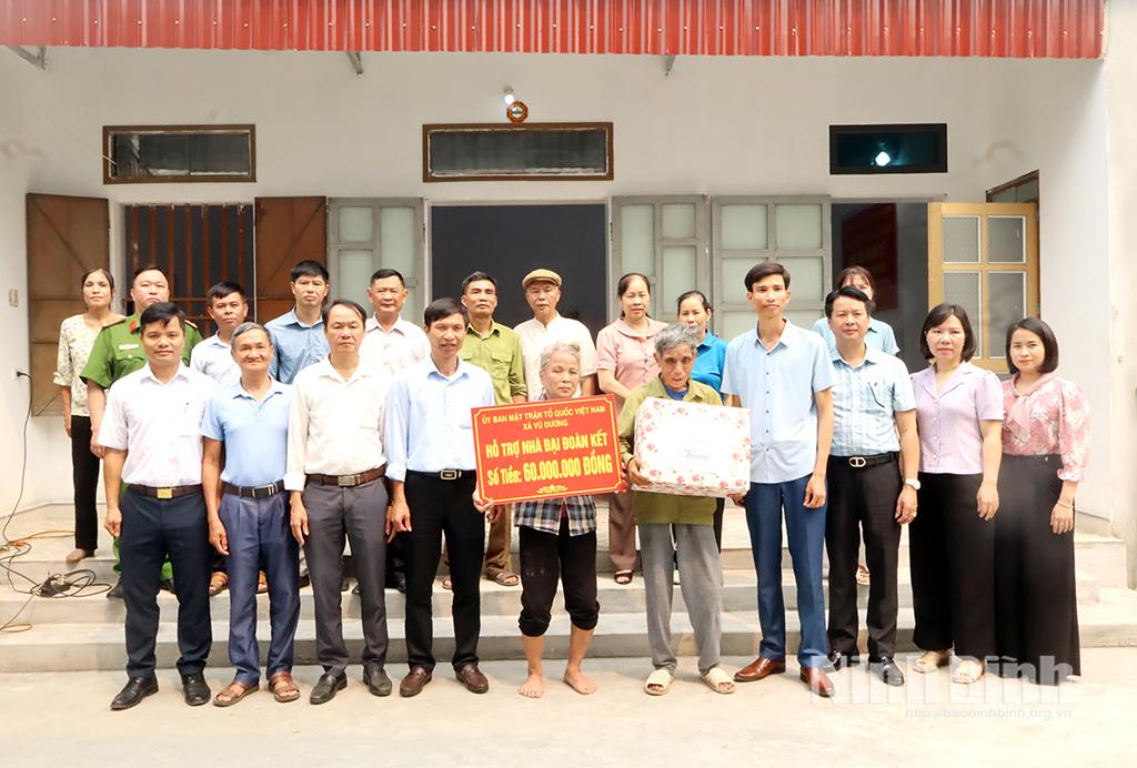 Lãnh đạo xã Vũ Dương và thôn An Thị chung vui với gia đình bà Nguyễn Thị Hương tại lễ khánh thành, bàn giao nhà Đại đoàn kết.