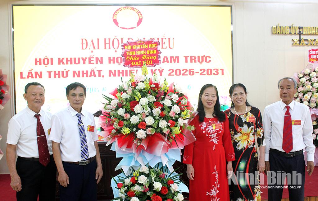 Lãnh đạo Hội Khuyến học tỉnh tặng hoa chúc mừng Đại hội.