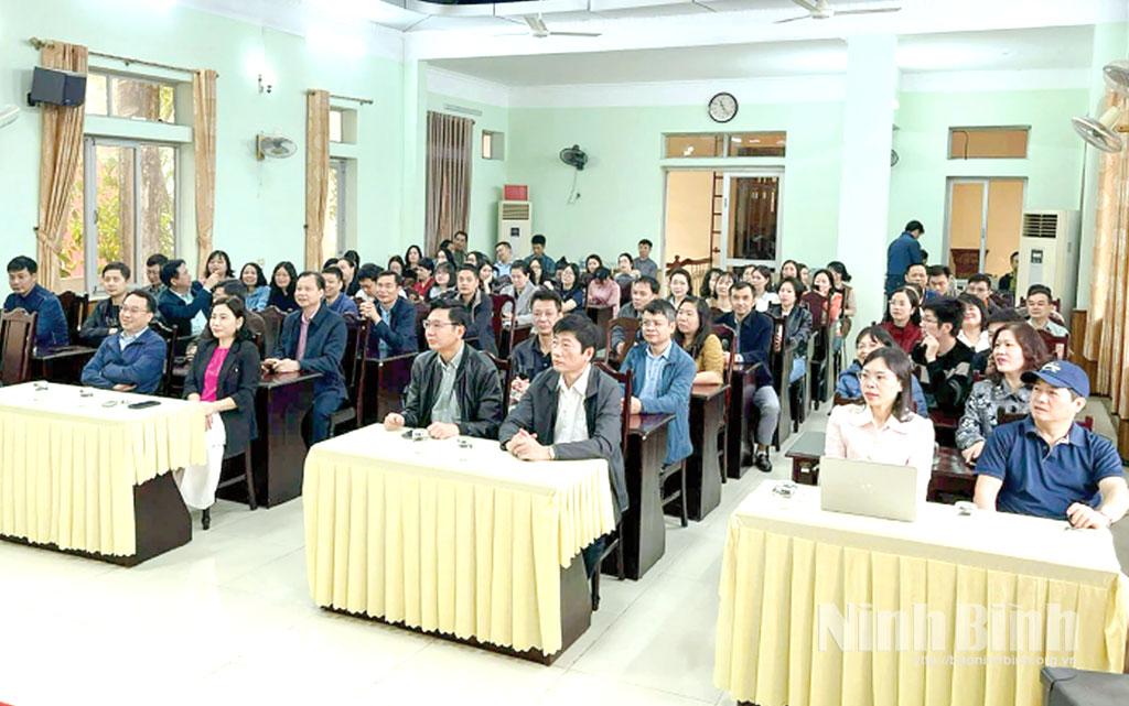 Đảng viên Báo và phát thanh, truyền hình Ninh Bình nghiên cứu, học tập, quán triệt và triển khai thực hiện Nghị quyết Đại hội XIV của Đảng bằng hình thức trực tuyến. Ảnh: Trường Giang