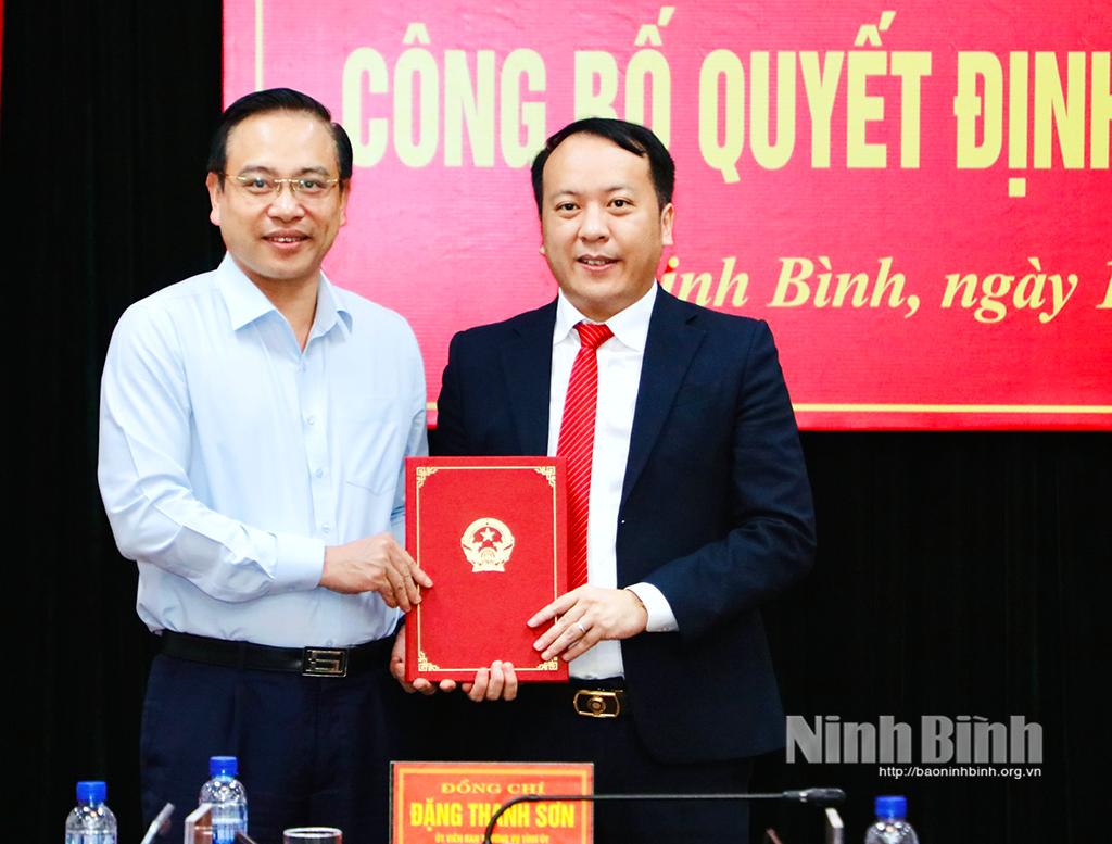 Đồng chí Đặng Thanh Sơn, Ủy viên Ban Thường vụ Tỉnh ủy, Phó Chủ tịch UBND tỉnh trao quyết định, tặng hoa chúc mừng tân Phó Giám đốc Sở Ngoại vụ Trần Quang Huy.
