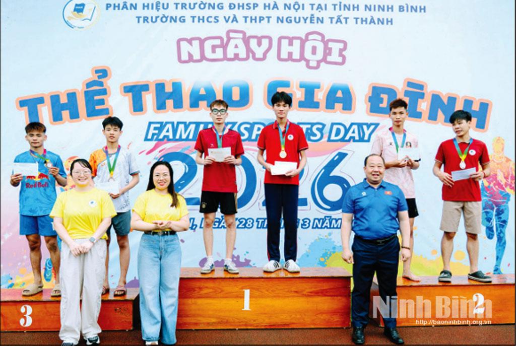 Trao giải cho học sinh Trường THCS và THPT Nguyễn Tất Thành - Phân hiệu Trường Đại học Sư phạm Hà Nội tại Ninh Bình trong Ngày hội thể thao gia đình do trường tổ chức.