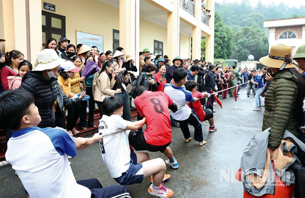 Người dân và du khách tham gia trò chơi kéo co tại Ngày hội Văn hoá, Thể thao các dân tộc huyện Nho Quan năm 2025. Ảnh: Minh Quang