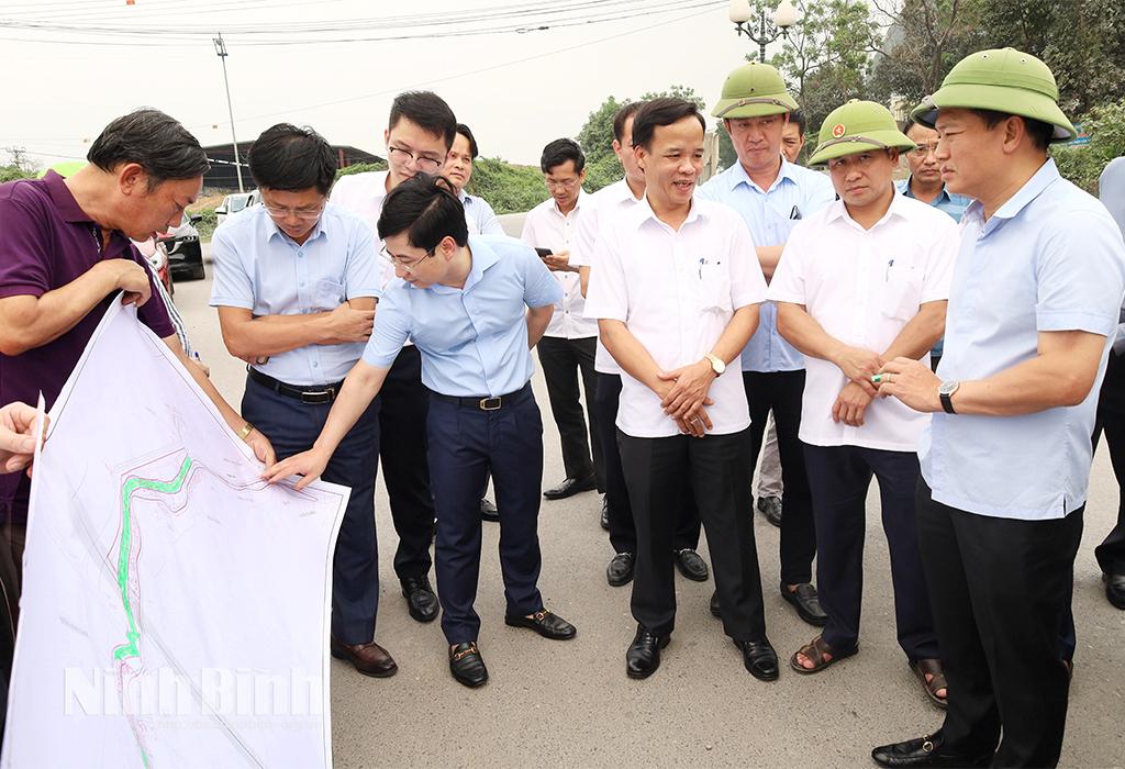 Đoàn công tác của tỉnh kiểm tra tiến độ thi công một số dự án giao thông khu vực Khu Du lịch Tam Chúc (phường Tam Chúc).