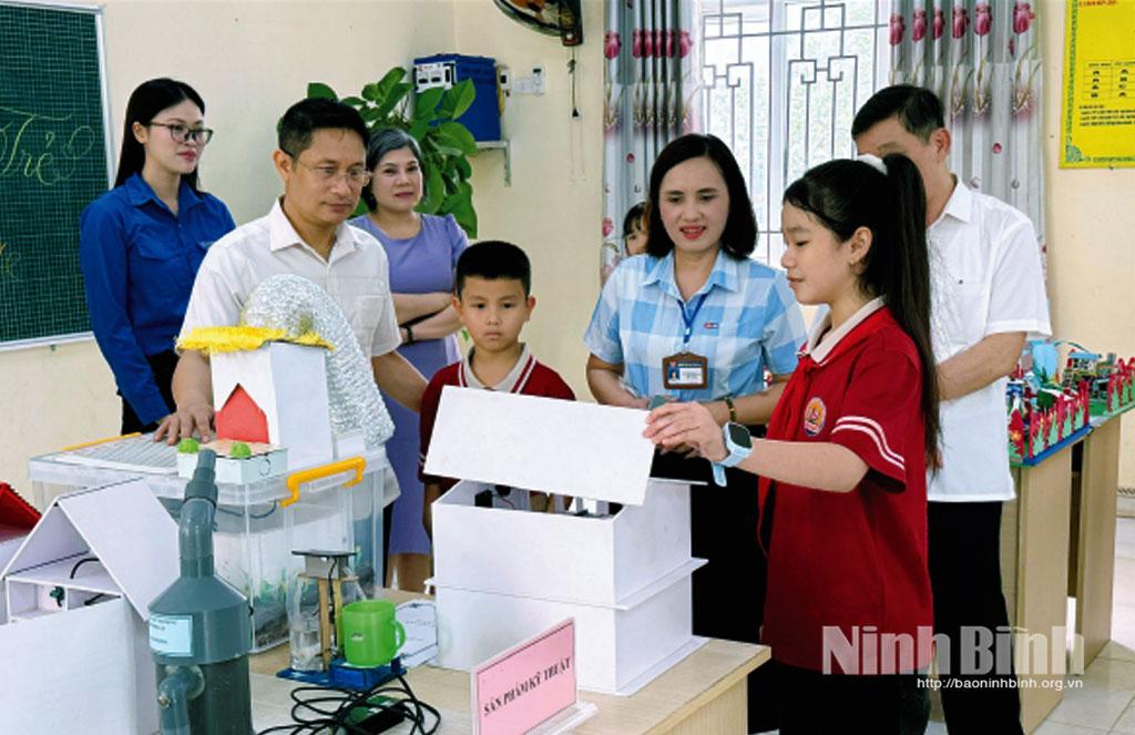 Ban Tổ chức Cuộc thi Sáng tạo thanh, thiếu niên, nhi đồng tỉnh Ninh Bình lần thứ I (2025-2026) khảo sát việc chuẩn bị tham gia Cuộc thi tại Trường Tiểu học Ninh Hòa, phường Tây Hoa Lư.