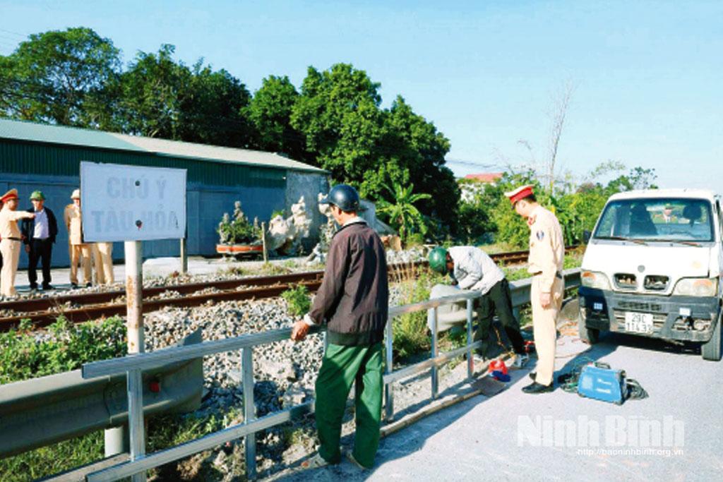 Lực lượng chức năng phối hợp với xã Liêm Hà tiến hành lắp đặt hệ thống rào chắn, cảnh báo tại khu vực đường sắt nhằm ngăn chặn tình trạng mở lối đi trái phép.