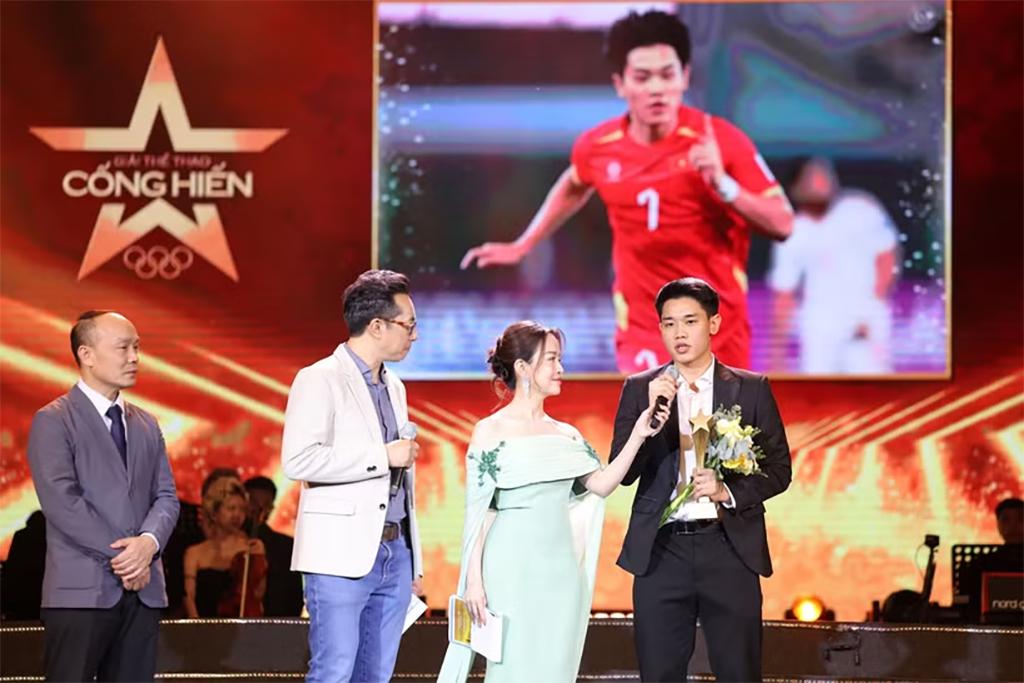 Cầu thủ Nguyễn Đình Bắc được trao giải “Gương mặt trẻ thể thao của năm”. (Ảnh: PV/Vietnam+)